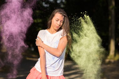 Zekâ oynayan beyaz gömlek giymiş görkemli bronzlaşmış Asyalı kadın