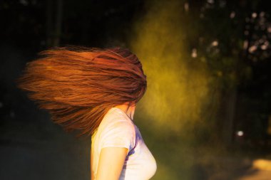 Uzun saç kuru col ile oynamaya çekici kadın portresi