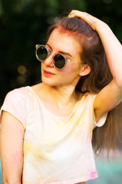 Çiller, güneş gözlüğü, giyen güzel kırmızı saçlı modeliyle po