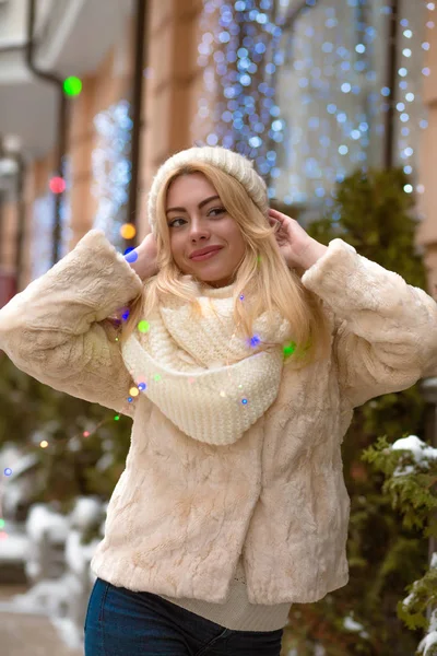 Beautiful blonde girl wearing white knitted hat and scarf, posin — Stock Photo, Image