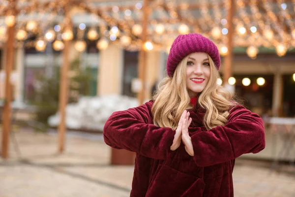 Atraktivní mladá žena nosí červené pletené čepice a zimní kabát, — Stock fotografie