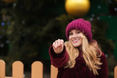 Parlayan Bengal ışıklar holding ana Chr mutlu sarışın model