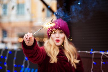 Chris yanan Bengal ışıklar holding sürpriz sarışın kız