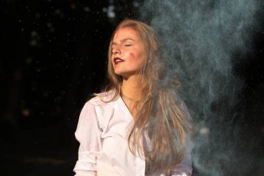 Uzun saçlı Holi patla boya ile poz şehvetli sarışın kadın