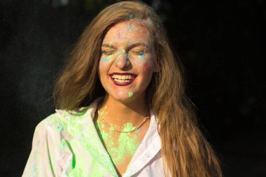 Etkileyici genç kadın Beyaz gömlekli Holi festival kutluyor 