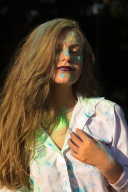 Gür saçlı renkli boya Hol ile poz güzel sarışın kız