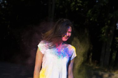 T Gulal toz patlayan ile poz çekici esmer kız