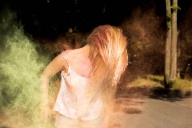 Sarışın genç model yeşil ve siz oynarken hareketle saç diplerinden ile