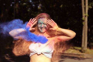 Kıvırcık saçlı mavi bulutu içinde poz ifade genç modeli