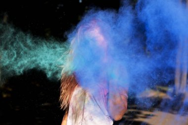 Kıvırcık saçlı mavi po bulutu içinde poz güzel sarışın model