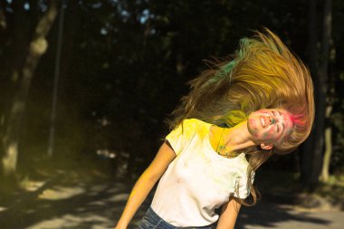 Rüzgar saç ve canlı renkler explod çok güzel genç kadın