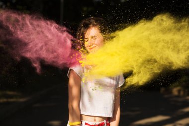 Güzel esmer modeli d sarı ve pembe bulutu içinde eğleniyor