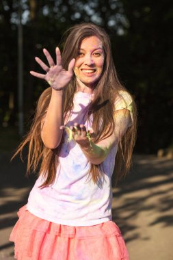 Neşeli esmer model giyen beyaz t gömlek ve pembe etek, atmak