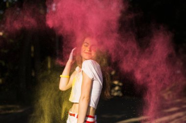 Sarı ve pembe bulutu içinde eğleniyor çekici genç kadın 