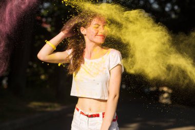 Sarı kuru boya Holi bulutu içinde poz çok güzel genç kadın 