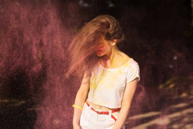 Bir bulut o eğleniyor hareket saçlı sevimli genç kadın