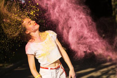 Ho, pembe toz bulutu içinde eğleniyor duygusal genç modeli