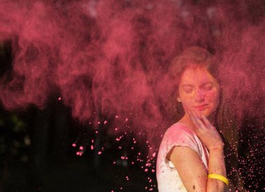 Pembe toz Holi patlayan ile poz güzel esmer kadın 