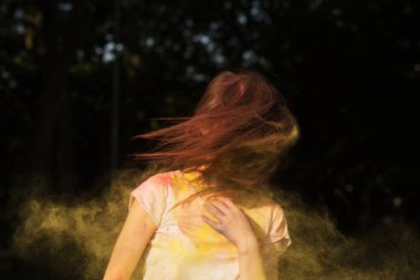 Sarı p ile poz rüzgar saç çırpınan ile esmer modeli