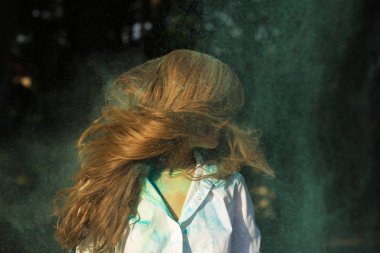 Gür saçlı w poz şık sarışın kadın portresi portre