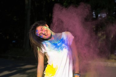Gulal toz içinde patlayan ile poz memnun esmer kız 