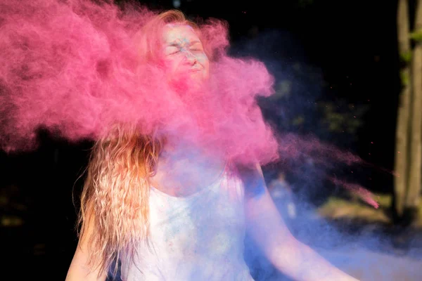 Atractiva mujer rubia con cabello rizado divirtiéndose en una nube de — Foto de Stock