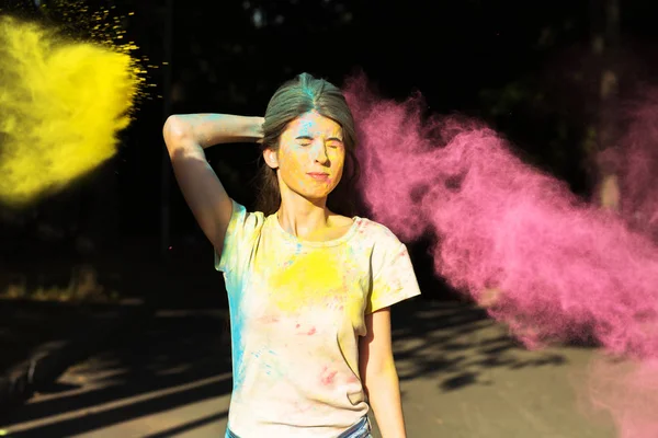 Ελκυστική κοπέλα ποζάρει με κίτρινες και ροζ explodi σκόνη Holi — Φωτογραφία Αρχείου