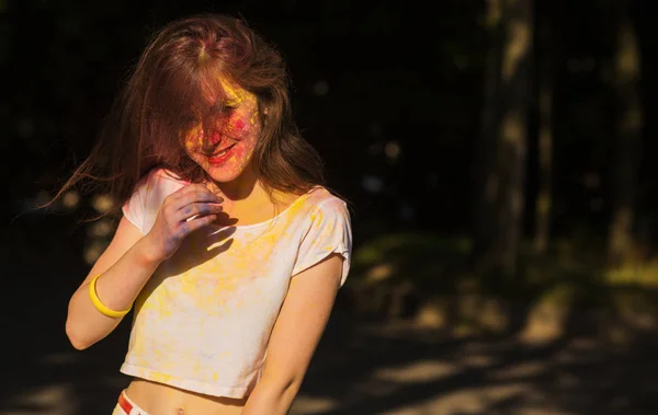 Modelo muito jovem com cabelo no vento posando coberto com colorfu — Fotografia de Stock