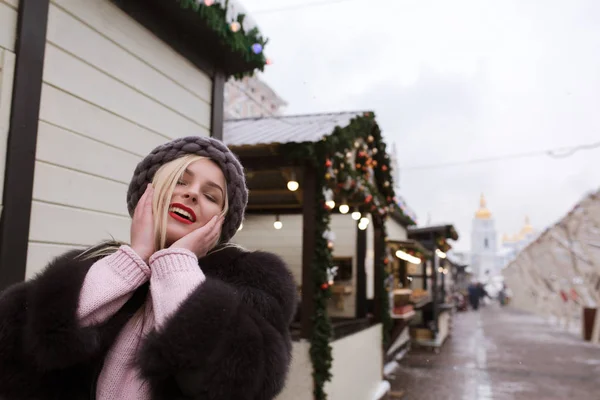 Gatan porträtt av uttrycksfull ung kvinna som bär eleganta sticka — Stockfoto