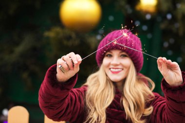 Güzel sarışın model parlayan Bengal ışıklar holding ana Ch