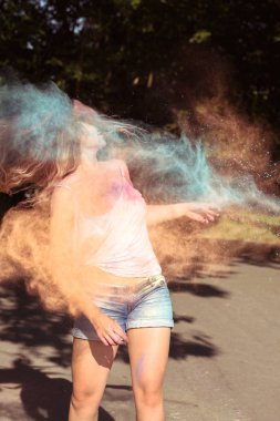 Saç explod ile eğleniyor rüzgarda çekici sarışın kadınla