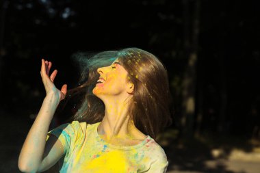 Portre saç playi rüzgarda gülen genç kadın portresi