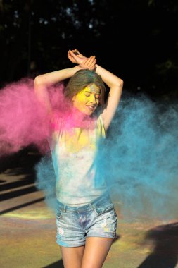 Çekici esmer kız parkta Holi festival kutluyor