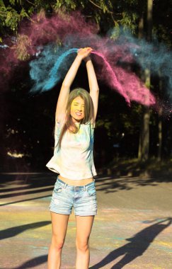 Mavi ve pembe Holi kuru boya kadar savurma duygusal genç kadın