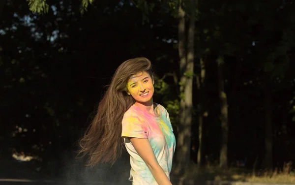 Adorable modelo sonriente posando con Holi polvo en su cara y b — Foto de Stock