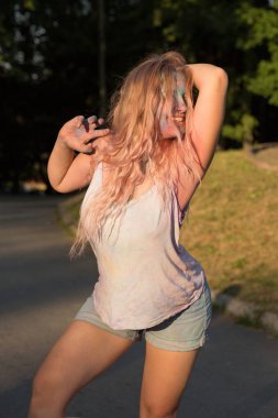 Uzun kıvırcık saçlı güzel gülümseyen model colorf ile kaplı