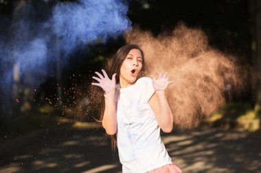 Turuncu ve mavi kuru pa ile oynarken ifade Genç Asyalı kadın