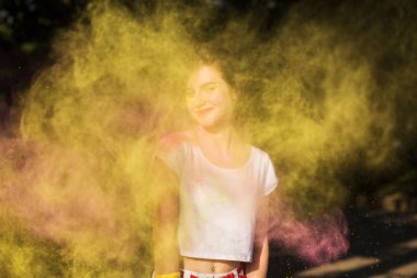 Sarı ve pembe dr bulutu içinde eğleniyor mutlu esmer kadın