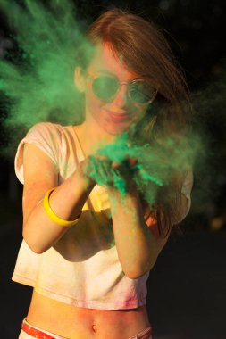 Yeşil Holi Tozu ile eğleniyor pa çok güzel genç kadın