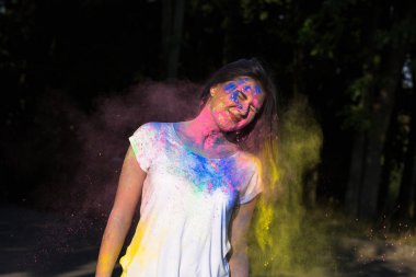 Holi toz PA patlayan ile poz mutlu esmer kadın