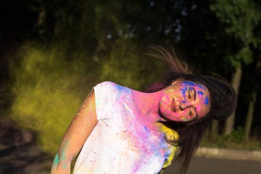 Sarı Holi p ile oynarken kısa saçlı güzel genç kadın