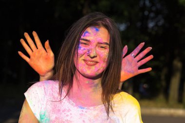Arkadaşlar eğlenmeye Holi festival