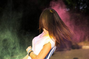 Esmer güzel Holi p ile eğleniyor hareketle saç diplerinden ile model