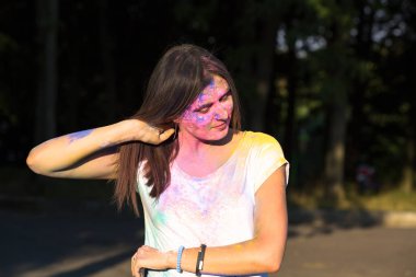Holi festival poz çekici esmer kadın
