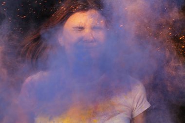 Patlayan ile korku veren esmer kadın mavi toz Ho kutluyor