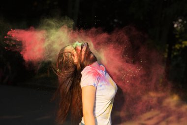 Patlayan ile harika genç kadın pembe toz hol kutluyor