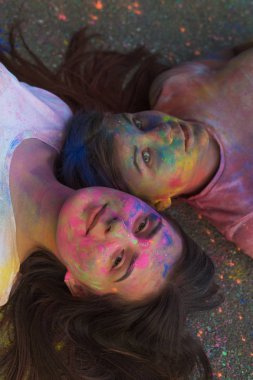 Boya Holi, asfaltta yalan kaplı güzel arkadaşlar