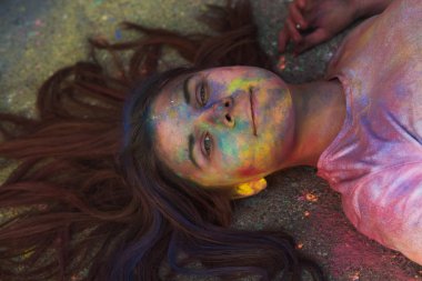 Uzun saçlı esmer kız çok güzel Holi tozla kaplı, 