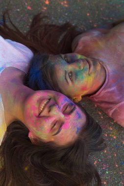 Portre portre üzerinde asfalt co yalan iki büyüleyici arkadaş