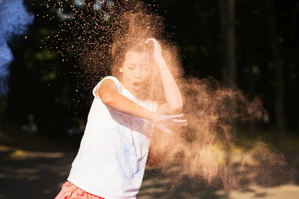 Emocional joven asiático mujer jugando con naranja y azul seco pai — Foto de Stock